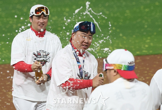 '2024 KBO 포스트시즌 한국시리즈 5차전' KIA-삼성전이 28일 광주-기아챔피언스필드에서 열렸다.  KIA가 5차전 삼성에 승리히며 4승 1패로 우승을 차지했다. 이범호 감독이 샴페인 샤워 세리머니를 하고 있다. /사진=김진경 대기자