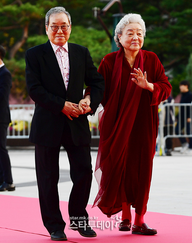 배우 이묵원(왼쪽), 강부자 부부가 2024 대중문화예술상 레드카펫을 오르고 있다. <강영국 기자>