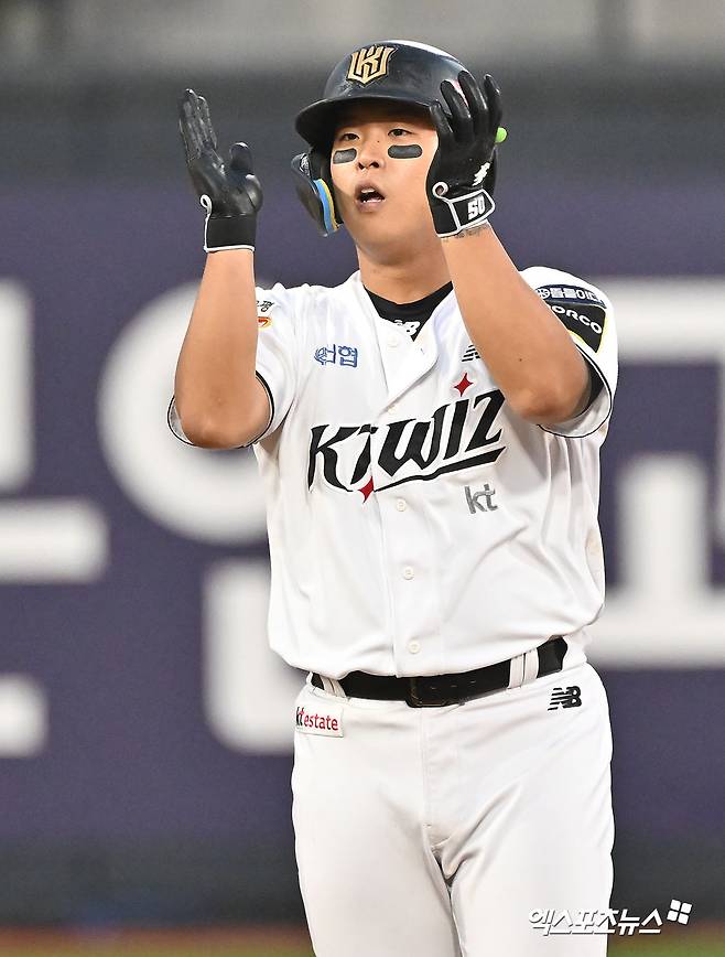 9일 오후 수원KT위즈파크에서 열린 '2024 신한 SOL Bank KBO 포스트시즌' LG 트윈스와 KT 위즈의 준플레이오프 4차전 경기, 11회말 KT 강백호가 2루타를 날린 후 박수를 치고 있다. 엑스포츠뉴스DB