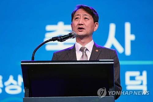 안덕근 산업통상자원부 장과     (서울=연합뉴스) 김성민 기자 = 안덕근 산업통상자원부 장관이 지난 28일 오후 서울 용산구 그랜드하얏트 호텔에서 열린 AI 자율제조 선도프로젝트 협약식에서 축사하고 있다. 2024.10.28
    ksm7976@yna.co.kr
(끝)