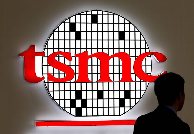 SEDEX 2024 부스에 놓인 TSMC 간판     (서울=연합뉴스) 김성민 기자 = 23일 오전 서울 강남구 코엑스에서 열린 제 26회 반도체 대전 SEDEX 2024에 TSMC 간판이 놓여 있다. 2024.10.23