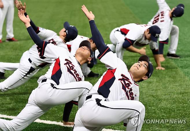 ‘집중’ (서울=연합뉴스) 윤동진 기자 = 2024 세계야구소프트볼연맹(WBSC) 프리미어12에 출전하는 한국 야구대표팀이 24일 오후 서울 고척스카이돔에서 훈련을 시작하고 있다. 2024.10.24 mon@yna.co.kr