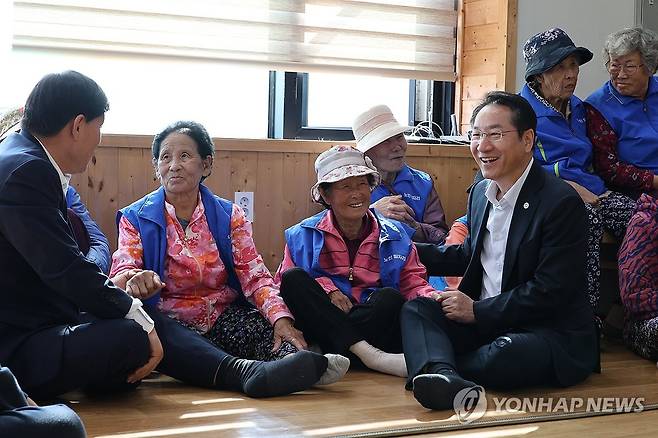 연평도 경로당서 주민 위로하는 유정복 인천시장 [연합뉴스 자료사진]