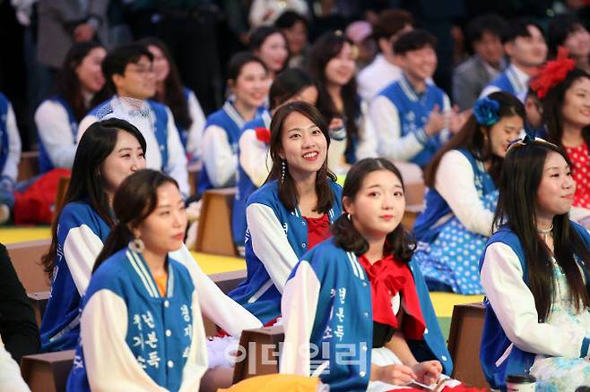 지난 2019년 10월 27일 저녁 성남시 야탑광장에서 열린 ‘경기지역화폐 · 청년기본소득 락(樂) 페스티벌’에 참가한 청년들.(사진=경기도)