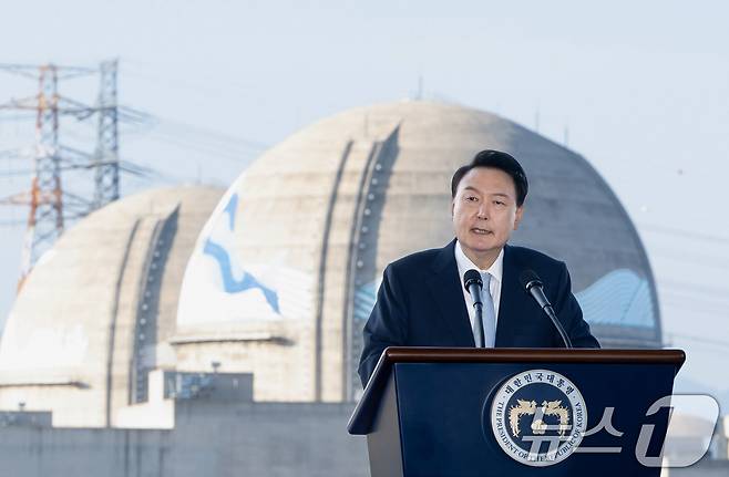 윤석열 대통령이 30일 경북 울진군 한국수력원자력 한울원자력본부에서 열린 '신한울 원전 1·2호기 종합준공 및 3·4호기 착공식'에서 축사를 하고 있다. (대통령실 제공) 2024.10.30/뉴스1 ⓒ News1 송원영 기자