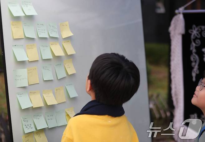 31일 광주 북구의 한 아파트 단지에 후진 청소차량에 치어 숨진 A 양(7)을 추모하는 내용의 메모글이 붙어있다. 2024.10.31/뉴스1 ⓒ News1 박지현 기자