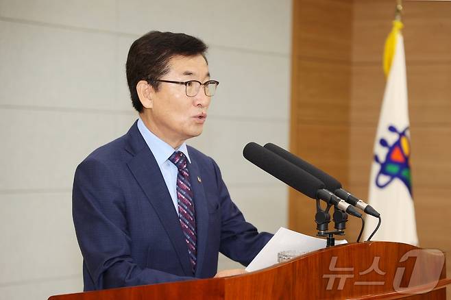 윤건영 충북교육감이 1일 열린 월례조회에서 강한 책임감으로 끝까지 노력하자고 당부하고 있다.(충북교육청 제공)/뉴스1