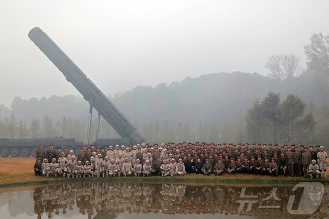 (평양 노동신문=뉴스1) = 북한 노동당 기관지 노동신문은 1일 "경애하는 김정은 동지께서 10월 31일 아침 공화국 전략무력의 절대적 우세를 영구화하는데서 획기적 이정표를 세우는 중대한 시험을 현지에서 직접 지도하시었다"라며 전날 발사한 ICBM의 사진을 공개했다. [국내에서만 사용가능. 재배포 금지. DB 금지. For Use Only in the Republic of Korea. Redistribution Prohibited] rodongphoto@news1.kr