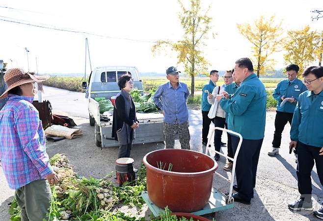 31일 김경일 파주시장이 대남방송으로 고통을 겪고 있는 민통선 대성동 마을을 방문해 주민들과 피해 상황을 이야기하고 있다. (파주시 제공)