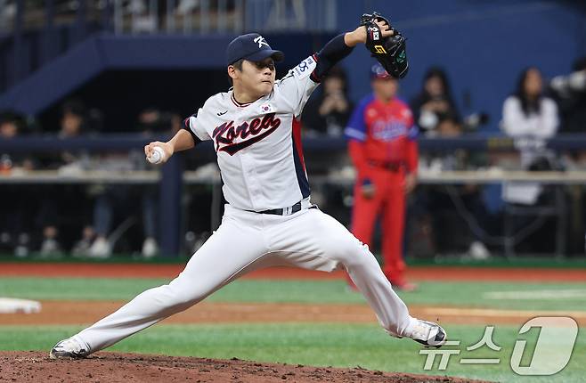 1일 오후 서울 구로구 고척스카이돔에서 열린 '2024 K-BASEBALL SERIES' 대한민국 야구 대표팀과 쿠바 대표팀의 평가전, 9회초 대한민국의 여덟 번째이자 마무리 투수 박영현이 역투하고 있다. 2024.11.1/뉴스1 ⓒ News1 장수영 기자