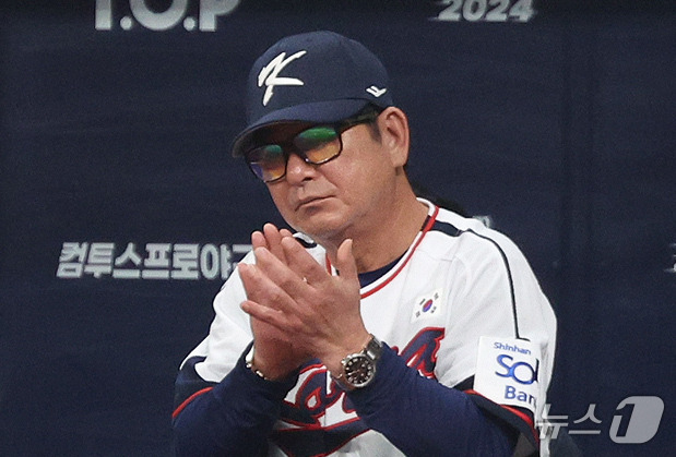 1일 오후 서울 구로구 고척스카이돔에서 열린 '2024 K-BASEBALL SERIES' 대한민국 야구 대표팀과 쿠바 대표팀의 평가전, 8회초 대한민국 대표팀 류중일 감독이 박수를 보내고 있다. 2024.11.1/뉴스1 ⓒ News1 장수영 기자