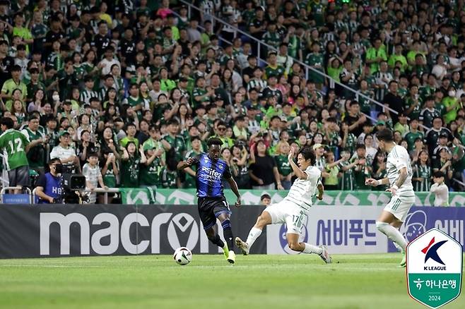 지난 8월 전북과 인천의 맞대결 모습. 사진 | 한국프로축구연맹