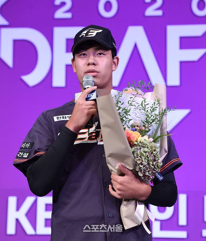2020 KBO 신인 드래프트가 26일 서울 중구 웨스틴조선호텔 그랜드볼룸에서 열린 가운데 한화 1차 지명자 북일고 신지후가 사회자의 질문에 답하고 있다. 최승섭기자 thunder@sportsseoul.com