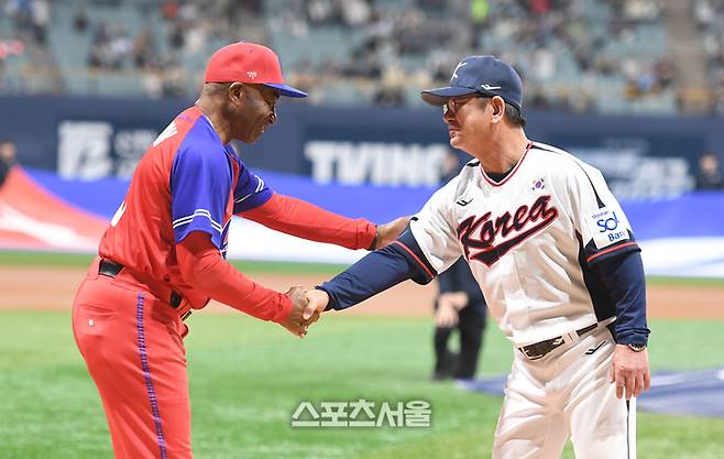 야구 국가대표팀 류중일 감독이 1일 고척스카이돔에서 열린 쿠바와 평가전 행사에서 쿠바 아르만도 욘슨 감독과 악수를 하고 있다.  2024. 11. 1. 고척 | 최승섭기자 thunder@sportsseoul.com