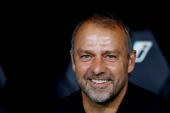 FILE PHOTO: Soccer Football - LaLiga - Real Madrid v FC Barcelona - Santiago Bernabeu, Madrid, Spain - October 26, 2024 FC Barcelona coach Hansi Flick looks on before the match REUTERS/Susana Vera/File Photo<저작권자(c) 연합뉴스, 무단 전재-재배포, AI 학습 및 활용 금지>