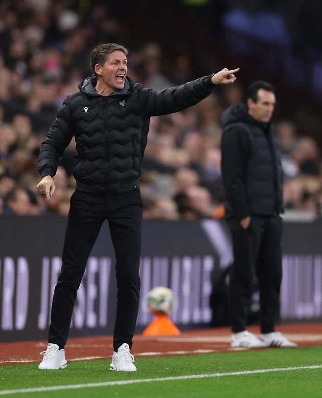 Soccer Football - Carabao Cup - Round of 16 - Aston Villa v Crystal Palace - Villa Park, Birmingham, Britain - October 30, 2024  Crystal Palace manager Oliver Glasner reacts Action Images via Reuters/Paul Childs EDITORIAL USE ONLY. NO USE WITH UNAUTHORIZED AUDIO, VIDEO, DATA, FIXTURE LISTS, CLUB/LEAGUE LOGOS OR 'LIVE' SERVICES. ONLINE IN-MATCH USE LIMITED TO 120 IMAGES, NO VIDEO EMULATION. NO USE IN BETTING, GAMES OR SINGLE CLUB/LEAGUE/PLAYER PUBLICATIONS. PLEASE CONTACT YOUR ACCOUNT REPRESENTATIVE FOR FURTHER DETAILS.. <저작권자(c) 연합뉴스, 무단 전재-재배포, AI 학습 및 활용 금지>