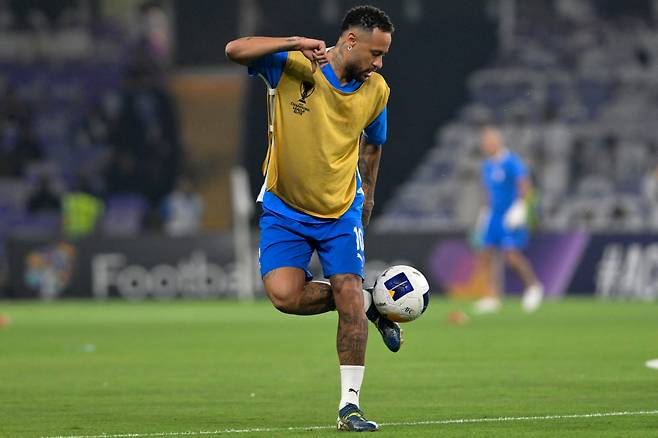 TOPSHOT - Hilal's Brazilian forward #10 Neymar warms up ahead of the AFC Champions League group B football match between UAE's Al-Ain and Saudi's Al-Hilal at the Hazza bin Zayed Stadium in al-Ain on October 21, 2024. (Photo by Adel AL-NAIMI / AFP)<저작권자(c) 연합뉴스, 무단 전재-재배포, AI 학습 및 활용 금지>