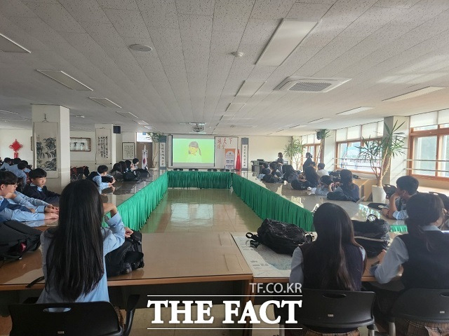 완주군은 아토피·천식안심학교로 선정된 16개 기관을 방문, 1800여 명의 학생들에게 알레르기질환의 올바른 지식 함양과 정보전달을 위한 교육을 활발히 진행하고 있다. /완주군