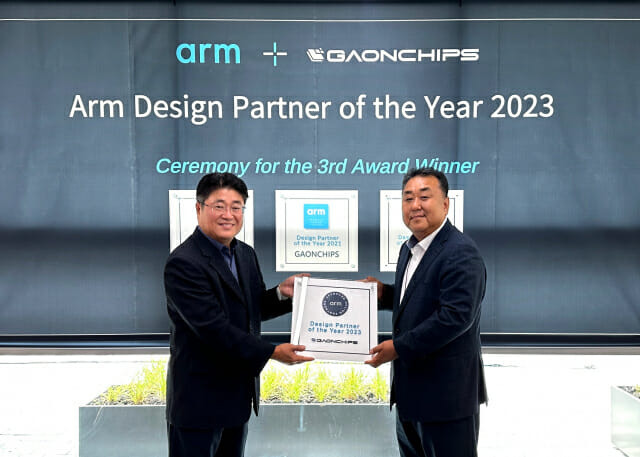 가온칩스는 지난 7월 ‘Arm 올해의 디자인 파트너 상'을 수상했다. 황선욱 Arm 코리아 사장(좌측), 정규동 가온칩스 대표이사(우측) (사진=가온칩스)