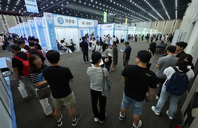 지난 7월 19일 경기 고양시 킨텍스에서 열린 2025학년도 수시 대학입학정보 박람회장. 다른 대학 부스가 한산한 반면 수험생들과 학부모들이 의과대학이 있는 대학 부스에는 상담을 받기 위해 긴 줄을 서 있다./뉴스1