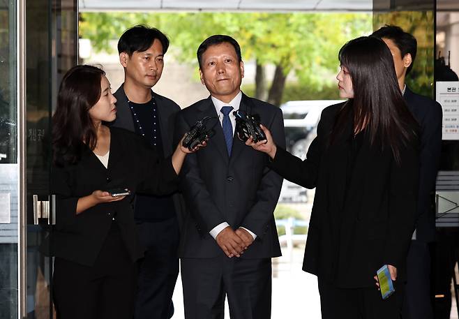 티메프의 대규모 미정산·미환불 사태의 핵심 피의자인 구영배 큐텐그룹 대표. 사진은 지난달 10일 오전 서울 서초구 서울중앙지방법원에서 열리는 특정경제범죄 가중처벌 등에 관한 법률 위반(사기·횡령·배임) 혐의 관련 구속 전 피의자 심문(영장실질심사)에 출석한 모습. /뉴스1