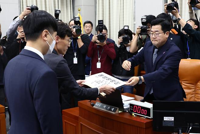 (서울=뉴스1) 김민지 기자 = 박찬대 운영위원장이 1일 오후 서울 여의도 국회 운영위원회에서 열린 대통령비서실·국가안보실·대통령 경호처 대상 종합 국정감사에서 김건희 여사 등에 대한 동행명령장을 경위들에게 전달하고 있다. 2024.11.1/뉴스1