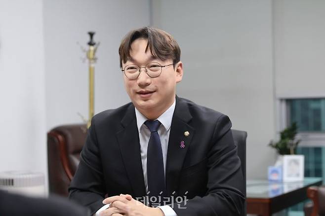 이재명 더불어민주당 대표의 최측근 청년으로 꼽히는 모경종 더불어민주당 신임 전국청년위원장(22대 초선·인천 서구을)이 지난 29일 오후 의원회관에서 데일리안과 인터뷰를 하고 있다. ⓒ모경종 의원실 제공