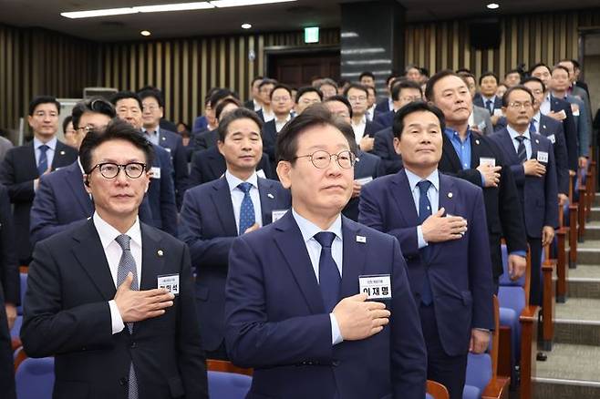 이재명 더불어민주당 대표가 1일 오전 국회에서 열린 전국 지역위원장·국회의원 비상 연석회의에서 국민의례를 하고 있다. ⓒ뉴시스