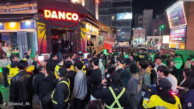 8f33bd8138b4809ccfef1bd36430ba57_1730040597_1152.jpg 할로윈을 맞이한 어제 이태원 거리 근황..jpg