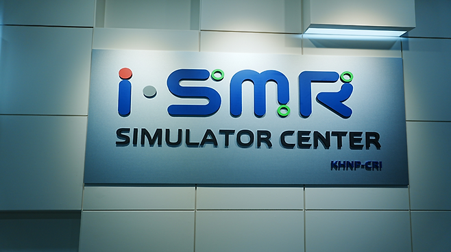 정부는 지난 2020년 원자력진흥위원회 심의, 2022년 예비타당성조사를 거쳐 개시한 i-SMR 기술개발 사업을 통해 2028년 완료를 목표로 표준설계를 진행 중이다. 이번에 준공한 i-SMR 시뮬레이터 센터는 SMR 최적 설계와 운전 적합성을 검증하고, 실제와 동일하게 구성한 주 제어실에서의 비상상황 대응훈련 등을 통해 운전원을 교육하고 안전성을 점검·강화하는 데 활용하고 있다.