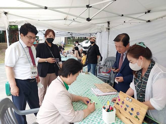 김영선 의원이 경남 창원의창 지역구 행사에 참석헀다. 강혜경씨가 검정 마스크를 쓰고 김영선 의원을 수행하고 있다다. 김영선 의원 공식 블로그