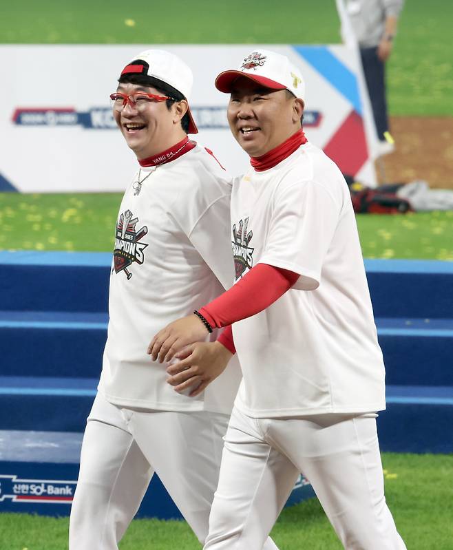 2024 신한 쏠뱅크 KBO 한국시리즈 5차전 삼성과 KIA의 경기가 28일 오후 광주 기아챔피언스필드에서 열렸다. KIA가 7-5 승리하고 우승을 차지했다. 우승 행사 중에 양현종과 이범호 감독이 나란히 걷고 있다. 광주=정시종 기자 capa@edaily.co.kr /2024.10.28.