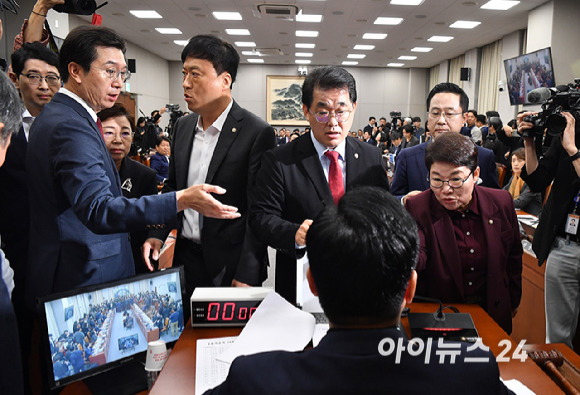 국민의힘 의원들이 1일 서울 여의도 국회에서 열린 운영위원회의 대통령비서실, 국가안보실, 대통령경호처 국정감사에서 박찬대 운영위원장에게 항의하고 있다. [사진=곽영래 기자]