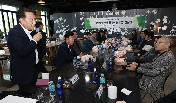 김영환 충북지사(왼쪽)가 1일 청주동부창고 카페C에서 열린 지역예술단체 간담회에서 유인촌 문화체육관광부 장관(오른쪽)에게 청남대 국가 정원 도약 등을 건의하고 있다. [사진=충북도]