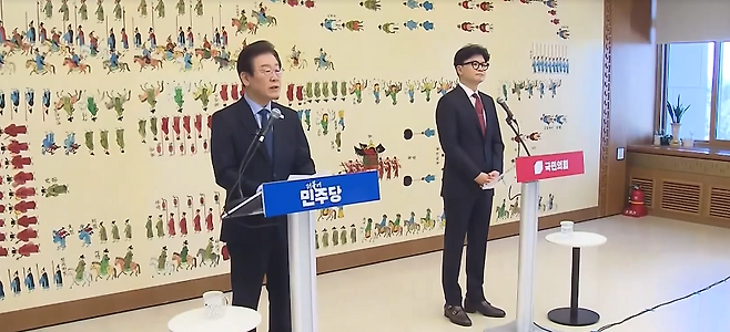 지난 9월 1일 이재명 더불어민주당 대표(왼쪽)와 한동훈 국민의힘 대표가 회담을 갖기 전 발언하고 있는 모습 (SBS 캡처))