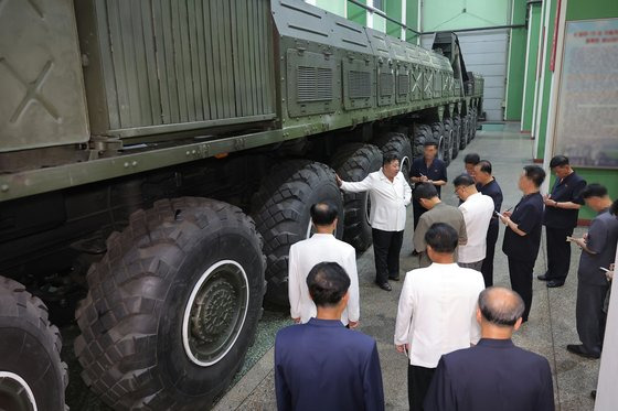 북한 노동당 기관지 노동신문은 8일 김정은 노동당 총비서가 ″제2경제위원회산하 국방공업기업소를 방문하고 무장장비생산실태를 료해(파악)했다″고 보도했다. 뉴스1