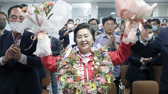 김영선 전 국민의힘 의원이 2022년 6월 1일 오후 경남 창원시 의창구 자신의 선거 사무실에서 당선 '확실' 소식에 인사하며 기뻐하고 있다. 연합뉴스