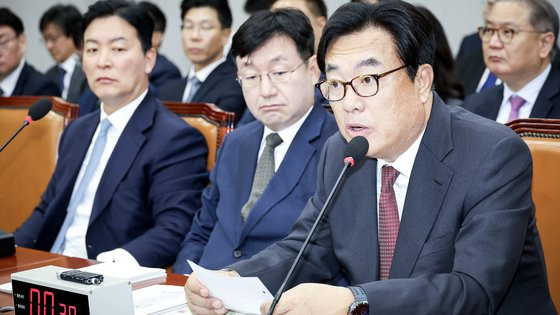 정진석 대통령 비서실장(오른쪽)이 1일 오전 서울 여의도 국회 운영위원회에서 열린 대통령비서실·국가안보실·대통령 경호처 대상 종합 국정감사에서 의원 질의에 답변하고 있다. 전민규 기자