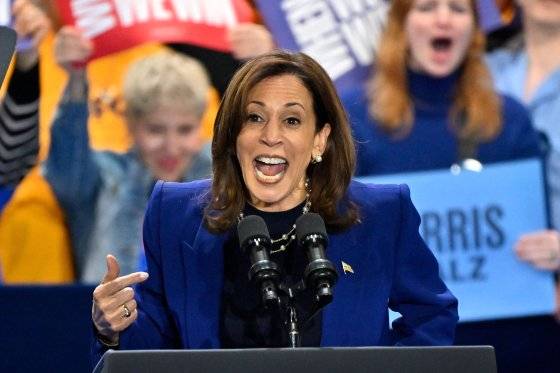 미국 부통령이자 민주당 대선후보인 카멀라 해리스가 2024년 10월 31일 네바다주 라스베이거스 크레이그 랜치 원형극장에서 열린 유세 집회에서 연설하고 있다. AFP=연합뉴스