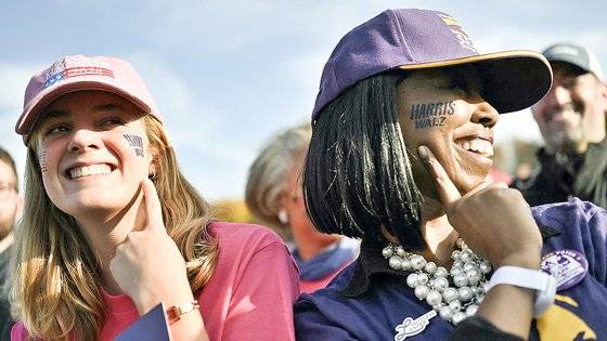 미국 부통령이자 민주당 대선 후보인 카멀라 해리스의 여성 지지자들이 2024년 10월 29일 워싱턴 DC에서 해리스의 연설을 기다리는 모습. AFP=연합뉴스