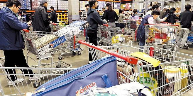 < 韓 코스트코, 끝없는 대기 줄 > 서울의 한 코스트코 매장에서 소비자들이 계산 순서를 기다리고 있다. /최혁 기자