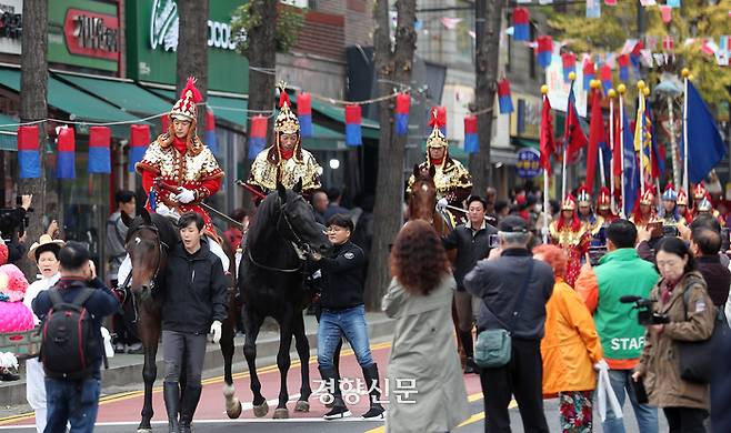 제42회 남이장군 사당제 장군출진 행렬이 1일 서울 용산구 용문동에 있는 남이장군사당을 출발해 용문시장 일대를 지나고 있다. 2024.11.1. 정지윤 선임기자