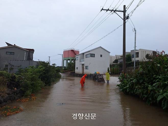 1일  제주시의 한 도로가 폭우로 침수됐다. 제주소방본부 제공