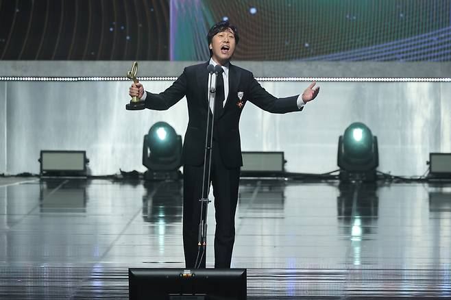 Singer Lee Moon-sae sings after receiving the Okgwan, or jeweled crown, Order of Cultural Merit during the Korea Popular Culture and Arts Awards at the National Theater's Haeoreum Grand Theater in Jung District, central Seoul, on Thursday evening. [YONHAP]