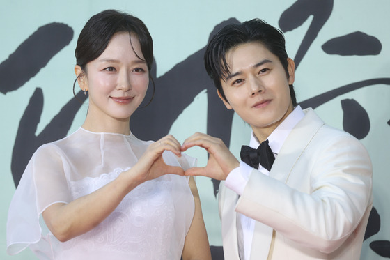 The hosts of this year's Korea Popular Culture and Arts Awards, announcer Park Sun-young and singer-actor Kim Dong-jun, pose for a photo during the red carpet event ahead of the ceremony at the National Theater's Haeoreum Grand Theater in Jung District, central Seoul, on Thursday evening. [YONHAP]