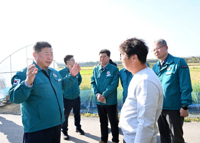 김경일 파주시장이 북한의 대남 확성기 소음방송으로 심각한 피해를 호소하고 있는 대성동 마을을 방문, 주민들의 소음 피해 실상을 확인하고 있다. 파주시 제공