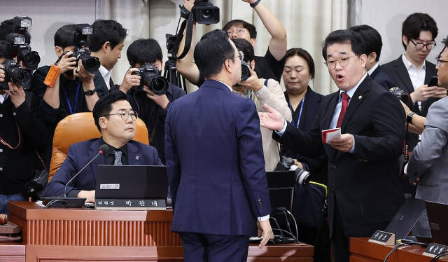 민의힘 배준영(오른쪽) 의원과 더불어민주당 박성준 의원이 1일 서울 여의도 국회에서 열린 운영위원회의 대통령비서실과 국가안보실, 대통령 경호처 대상 국정감사에서 김건희 여사의 동행명령장 발부와 관련해 설전을 벌이고 있다. 왼쪽은 박찬대 위원장. 연합뉴