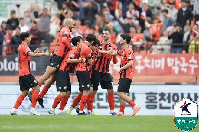 강원 선수들. 사진=한국프로축구연맹