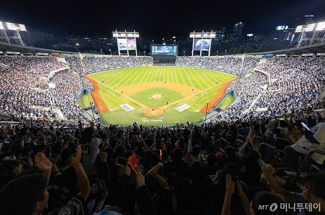 [서울=뉴시스] 황준선 기자 = 2일 서울 송파구 잠실야구장에서 열린 2024 KBO 포스트시즌 와일드카드 결정 1차전 kt 위즈와 두산 베어스의 경기를 찾은 관중들이 열띤 응원을 하고 있다. 한국야구위원회(KBO)는 이번 경기 2만3750장의 입장권이 매진됐다고 밝혔다. 2023.10.02. hwang@newsis.com /사진=황준선