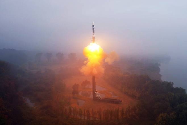 북한은 전날 평양 일대에서 쏜 대륙간탄도미사일(ICBM)에 대해 ‘화성포-19형’이었다며 김정은 국무위원장의 지도 아래 시험발사에 성공했다고 1일 밝혔다. 북한 노동당 기관지 노동신문은 “김정은 동지께서 최신형 대륙간탄도미사일 화성포-19형 시험발사를 단행할데 대한 명령을 미사일총국에 하달했다”며 “10월 31일 아침 공화국 전략무력의 절대적 우세를 영구화하는데서 획기적 이정표를 세우는 중대한 시험을 현지에서 직접 지도했다”고 보도했다. [평양 노동신문=뉴스1]